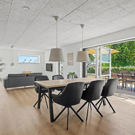 Iolani - 2-2km From The Sea By Interhome