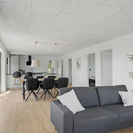 Iolani - 2-2km From The Sea By Interhome Oure